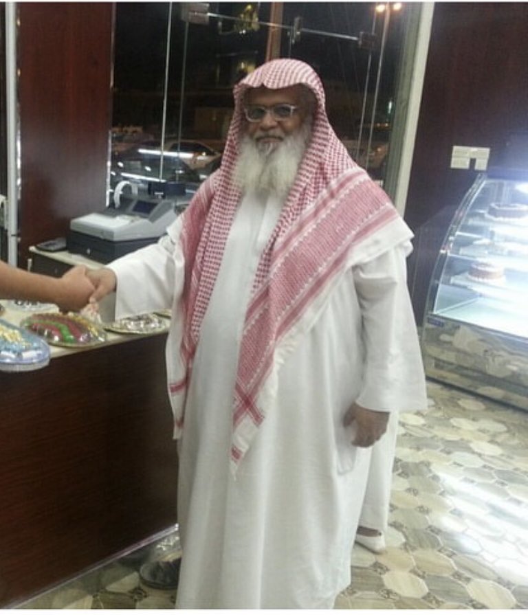 ahmads_s's tweet photo. سنتان ونصف مضين على رحيل أخي وجمَّارة فؤادي الرجل الصالح أحمد بن صالح الصقعوب، أحسب أنك يا أبا معاذ لم تغب عن ذاكرتي يوماً واحداً، كنت نعم الأخ والصديق، قد يستغرب البعض أنني أهاتفه صباحاً ويهاتفني عصراً وألتقي به في منزل والدته في #بريدة مساءً! تلك المرأة الصابرة الصالحة؛ أحسب أنه برَّ بها براً عظيماً، علاقتي كانت ممتدة مع والده الرجل الطيب المربي صالح الأحمد الصقعوب فقد كنت أزوره في منزله في #حفر_الباطن وأسمر معه وأحاديثه التي لا تمل، بل رافقني مرة من بريدة إلى الحفر وكانت من أجمل السفرات، ومع أخيه خالد طيب السيرة، رحمهم الله رحمة واسعة وجمعنا بهم ووالدينا في فردوسه الأعلى من الجنة على منابر من نور. 
اللهم آمين.
أسرة #الصقعوب و #الصقعبي أسرتان كريمتان جامعتان لكل خلق كريم🌹#الرياض #بريدة #الصقاعبة #عظماء_أثروا_في_حياتي