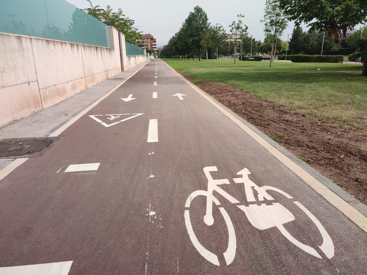 AytoLogrono's tweet photo. 🚴🔗|El nuevo carril ciclopeatonal de La Guindalera mejora la conectividad de las infraestructuras ciclistas uniendo el carril que llega de Lardero con el de la calle Clavijo, que conecta a su vez con la red de Logroño.

👉Más info: https://t.co/xUgawfq1SM https://t.co/jZ7E1tJ3zR