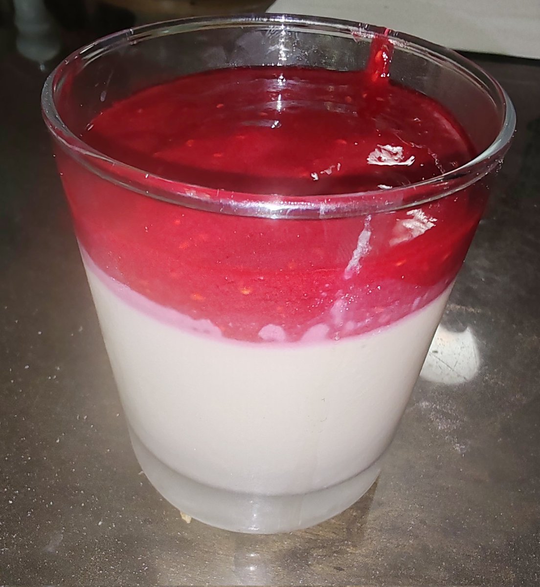 Ma mère a fait des verrines panacotta / framboise. Je cueille les framboises et j'ai des desserts ! Deal gagnant !
