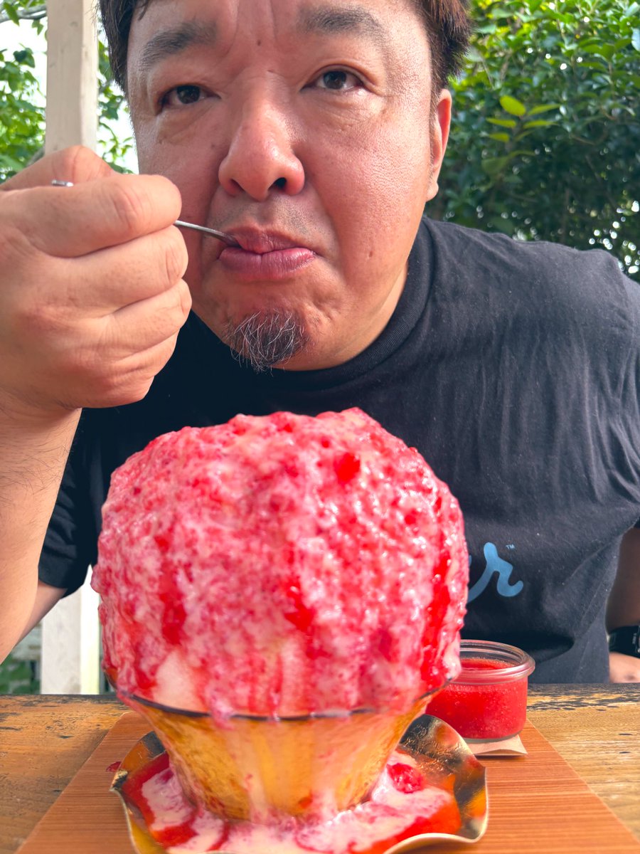 bottomjack's tweet photo. 四コマ動画。
いちごかき氷🍧
おいひかった🍓 https://t.co/JQgvIGLV6i