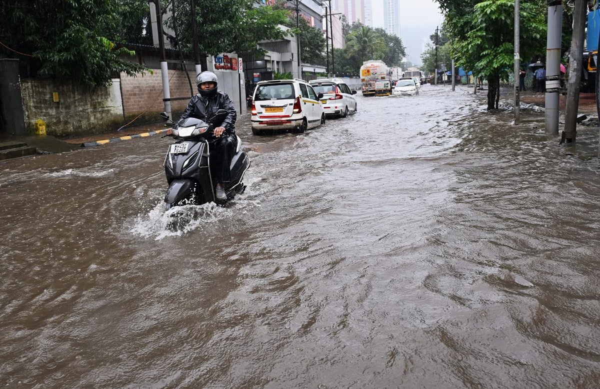 timesofindia's tweet image. #Waterlogged streets disrupt daily life in Navi #Mumbai after heavy rainfall on Monday.

📷- KK Choudhary / TOI