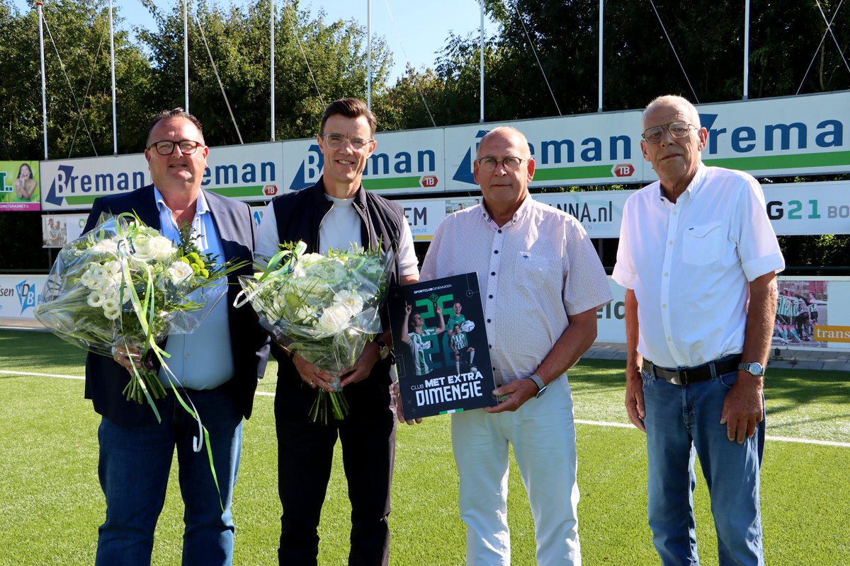 Uitreiking 1e presentatiegids Sportclub  Genemuiden aan Hoofdsponsor Breman Installatiegroep.   tinyurl.com/mrxru973 #clubmetextradimensie