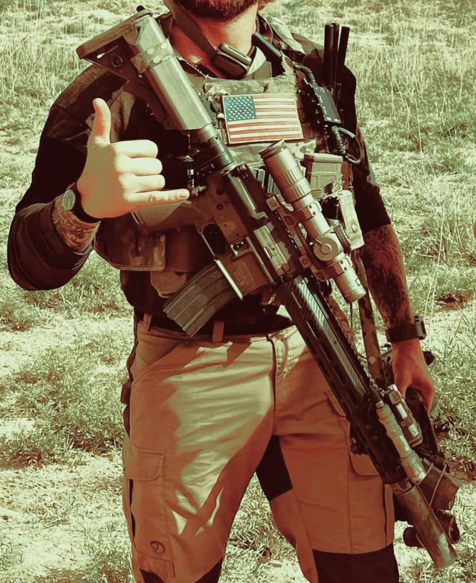 tacticalporn's tweet image. 🇺🇸Delta #CAG #JSOC

🚩HK 416 de 14.5&quot; con:
-🎯Leupold 1-6x (no a la venta)
- Laser L3 NGAL
-🔦Surefire M600
- Guardamanos Lancer de fibra carbono
- Supresor Surefire SOCOM
- Culata B5 SOPMOD con bisagra LAW Tactical que permite plegar la culata

🚩 Chaleco Crye JPC

🚩📡MPU5
