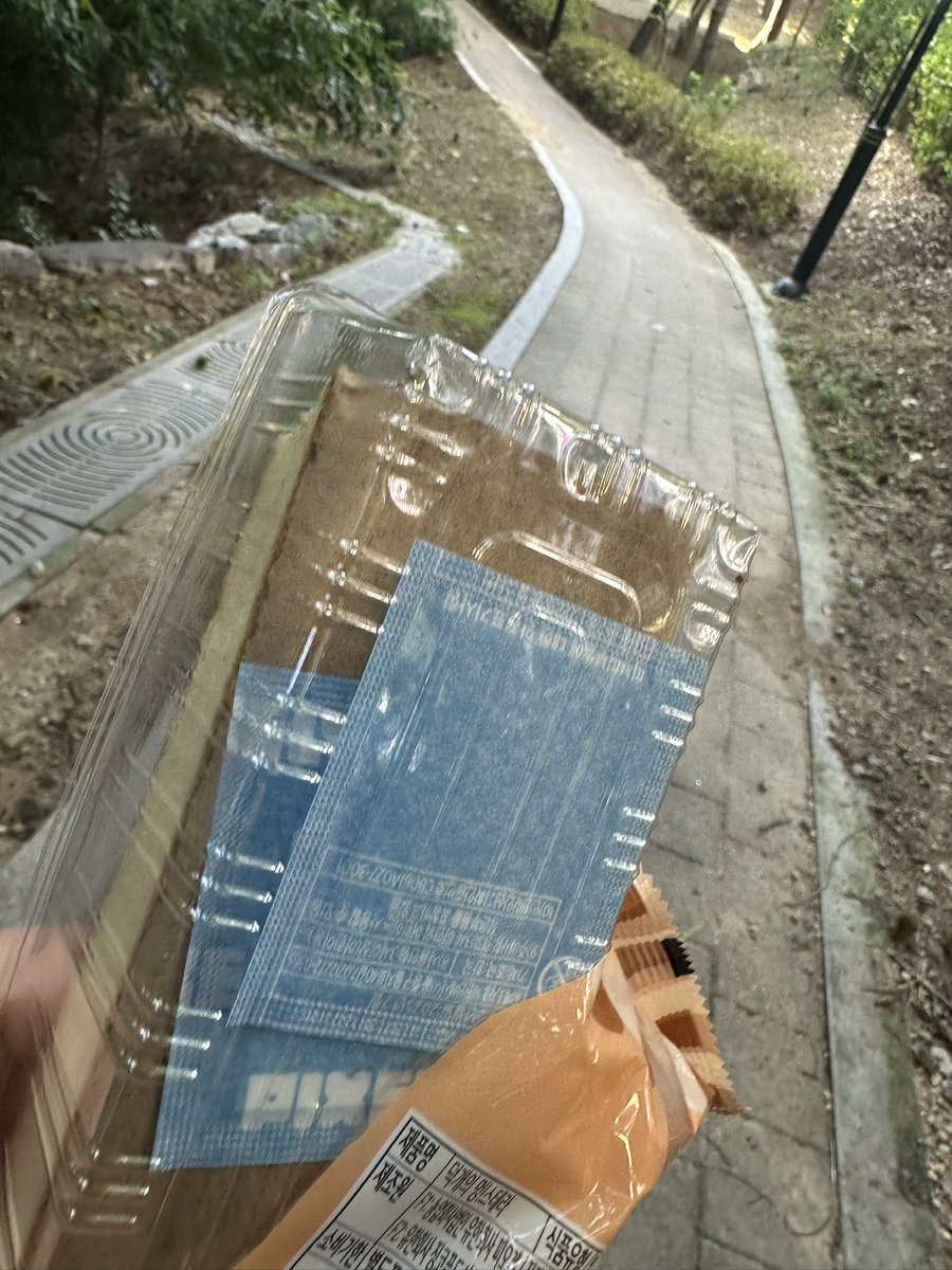 저한테 행운이 찾아왔어요 
중복이긴했지만 둘다 덕개였음 
본인이 집었었는데 자기는 수현빵먹고싶다고 
바꿔준 꿈뜰이친구에게 박수를