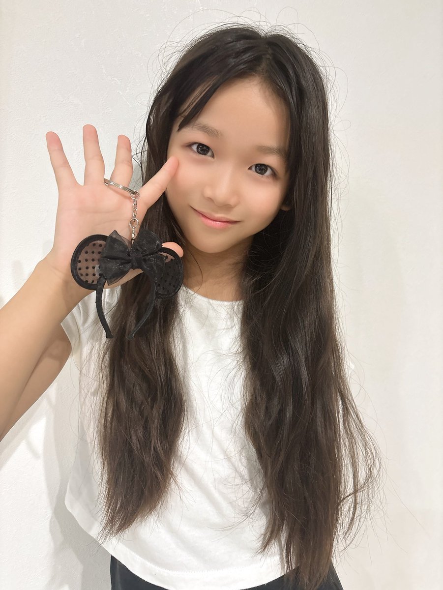 お気に入りのディズニーカチューシャ💗
キーホルダーになってて可愛い🥰

まだまだ撮影会予約空いてるので
リリに会いにきてね〜🥺🩷

#異次元ポケットドール 
#ポケドル
#戸頃りり
#撮影会