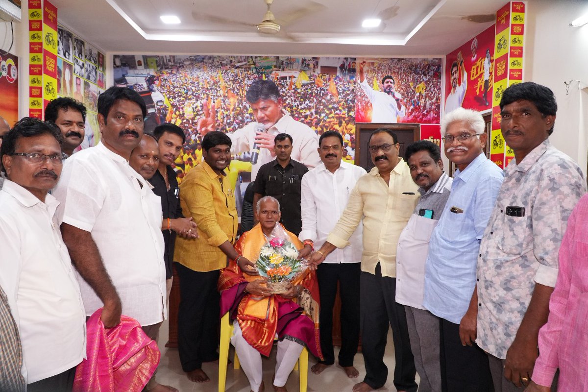 MuppidiOfficial's tweet image. కొవ్వూరు లోని తెలుగుదేశం పార్టీ కార్యాలయంలో కో-ఆపరేటివ్ అర్బన్ బ్యాంక్ అధ్యక్షులు మద్దిపాటి శివరామకృష్ణ గారికి స్వాతంత్ర్య దినోత్సవ వేడుకలో లభించిన ఉత్తమ సేవా పురస్కార అవార్డు సందర్భంగా అభినందన సభను డైరెక్టర్ల ఆధ్వర్యంలో నిర్వహించాము.
#MuppidiVenkateswaraRao
#KovvurMLA
