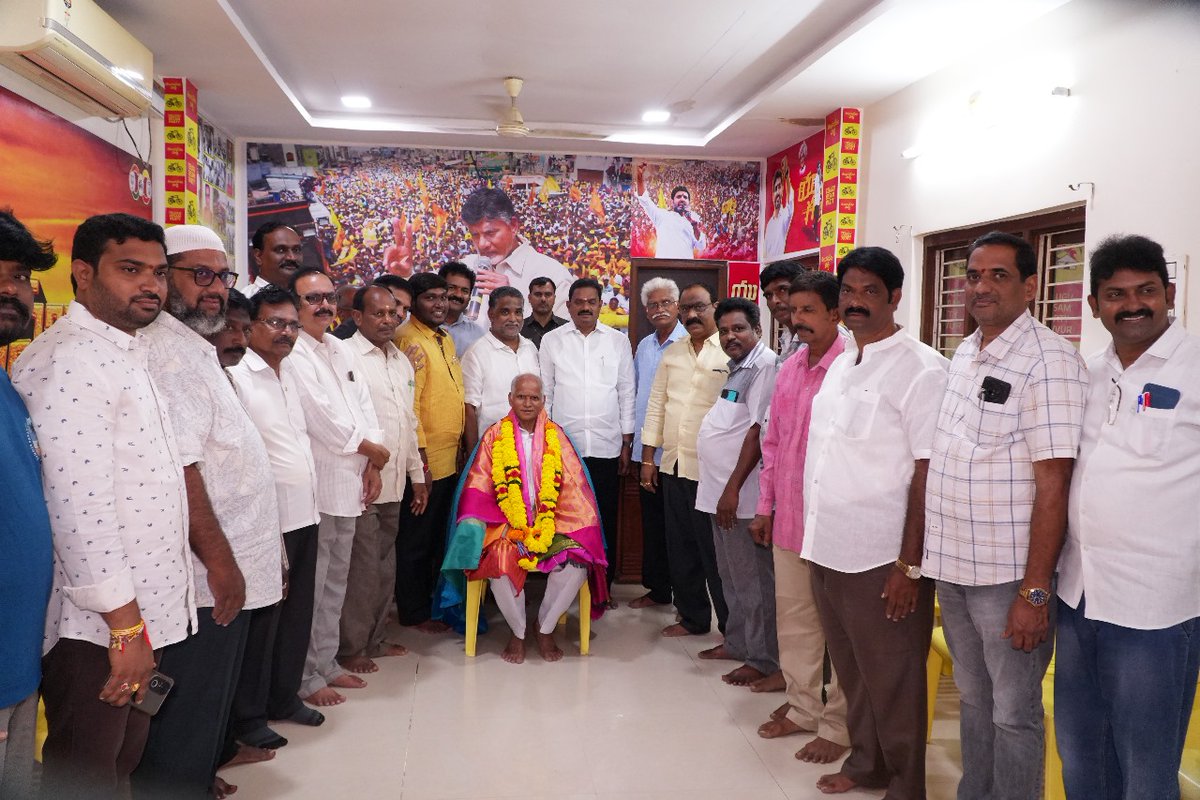 MuppidiOfficial's tweet image. కొవ్వూరు లోని తెలుగుదేశం పార్టీ కార్యాలయంలో కో-ఆపరేటివ్ అర్బన్ బ్యాంక్ అధ్యక్షులు మద్దిపాటి శివరామకృష్ణ గారికి స్వాతంత్ర్య దినోత్సవ వేడుకలో లభించిన ఉత్తమ సేవా పురస్కార అవార్డు సందర్భంగా అభినందన సభను డైరెక్టర్ల ఆధ్వర్యంలో నిర్వహించాము.
#MuppidiVenkateswaraRao
#KovvurMLA