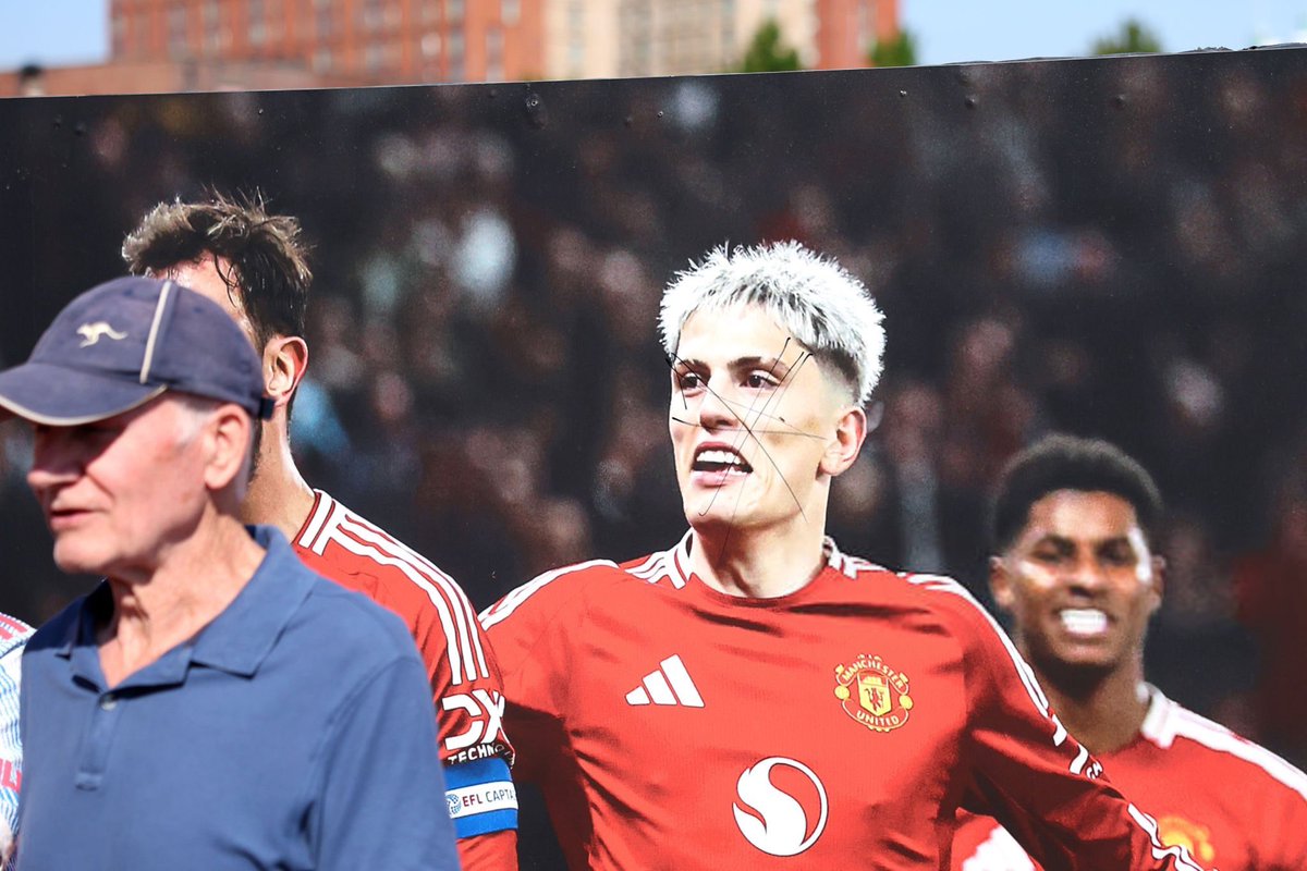Chelsea are preparing to bid for Manchester United's Alejandro Garnacho, but United won't sell cheaply. Despite Ruben Amorim's advice to leave, Garnacho's desire to join Chelsea keeps him at Old Trafford.