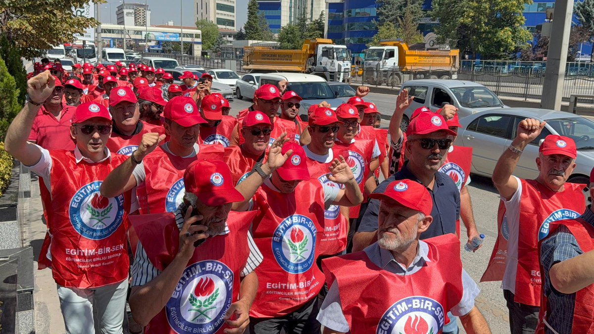 Bugün Ankara’dan güçlü bir irade yükseliyor

Memur-Sen olarak, Kamu İşveren Heyeti’nin yetersiz teklifini kabul etmiyoruz.

Emeğimiz, ekmeğimiz, alın terimiz ve geleceğimiz için bir günlük iş bırakma eylemindeyiz

#MemurMeydanda

Memur-Sen Genel Merkezinden başlayarak Anadolu