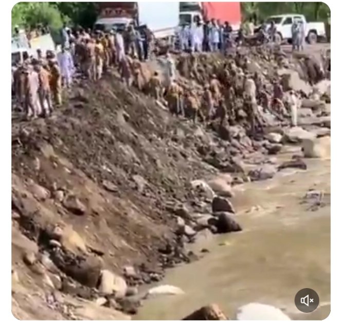 newsman551's tweet photo. Army working to open roads in KPK ⭕️
Pakistan Army clears roads in KPK hit by floods &amp; landslides. Shangla Road reopened, Aloch-Chakesar clearance ongoing. Relief efforts continue in Buner. #KPFloods #ArmyRelief https://t.co/2xbekEuOZG
