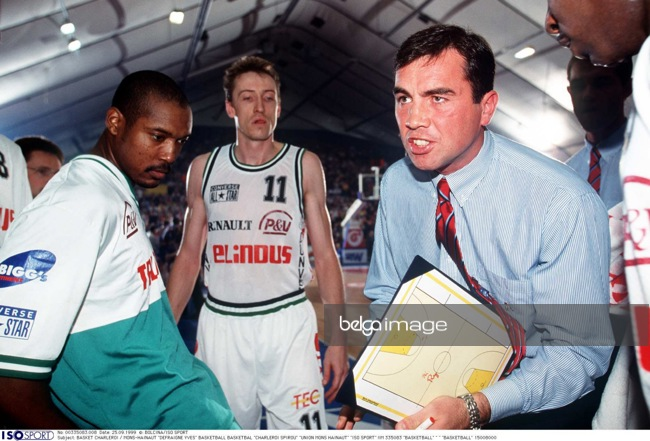 MaartenWeynants's tweet photo. Yves Defraigne terug bij @mons_hainaut: voortaan assistent-coach van zijn eeuwige assistent Frank De Meulemeester.

Mons vernieuwt z’n hele spelerskern, maar kiest na het vertrek van @VedranBosnic naar Hongaarse kampioen Szolnok Olajbanyasz voor twee vertrouwde namen op de bank. https://t.co/qUp84WAvSL