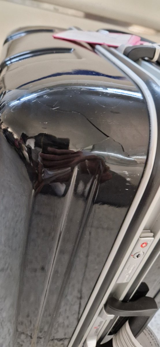 AlexDarkos's tweet photo. Good job @ANA_travel_info!!! Brand new suitcase literally ruined after a short domestic flight with you. Got a 5000JPY compensation. 1/3 the price of the suitcase. I call it THEFT!!!! Fly @JAL_Official_jp instead! https://t.co/QSX9ah2A9y