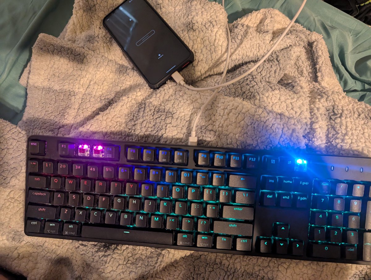 thatgreenracc's tweet photo. apparently the lineageos keyboard I installed on my new phone doesn't work as input for logging in so I had to plug in my USB keyboard to type my password #JustAndroidThings https://t.co/cu21mDg5Si