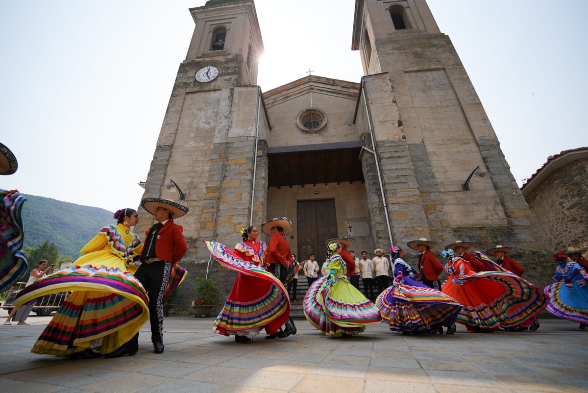esdansa's tweet image. 💃🏽 Finalitzem la roda de premsa ballant i fent ballar, amb l'actuació d'un dels grups internacionals del Festival, @Curzcomalt, de #Mèxic