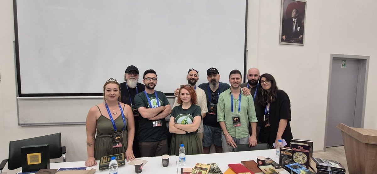 17 Ağustos’ta Yedi Tepe Üniversite Bilim Kurgu ve Fantazi Topluluğunun YUCON etkinliğindeydik. Tolkien Evreni kitabımızı, Ankara Smial’ini, yerel toplulukları, Tolkien Society’yi konuştuk. Yeni dostluklar kurup Türk Tolkien dünyasını genişletecek fikirleri konuştuk🤗🙂