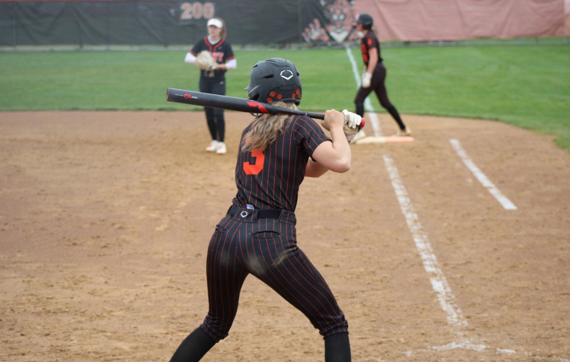 We're super excited to announce our latest 2026 commit, catcher/1B Maddy Kleemann from Libertyville, IL, and the Silver Hawks -Dennison, Winteland! Maddy is a fierce competitor with gap power, a shutdown arm, and great fit for our championship culture! Welcome to the hive, Maddy!