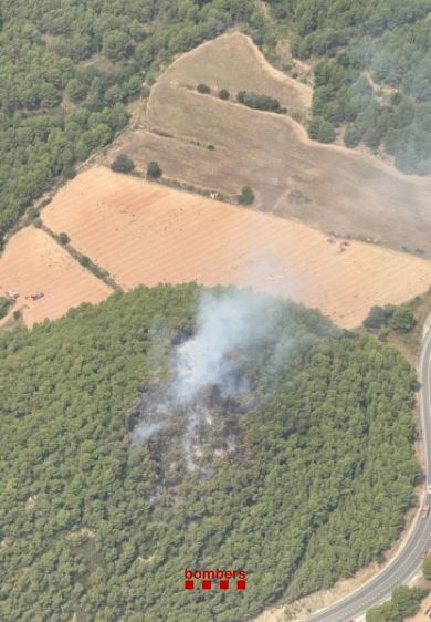 🚒 Estabilitzat l'incendi de Fontscaldes.  

👉 Hi continuen treballant 15 dotacions terrestres i 6 aèries dels Bombers de la Generalitat.

📷 Bombers