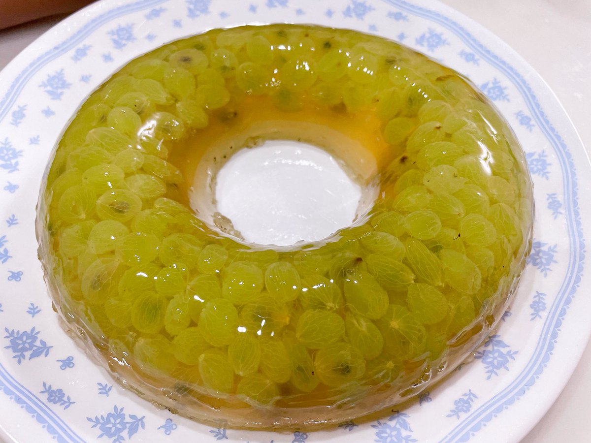 予想：サイダーゼリーの中にデラウェアがぎっちり詰まってたらビジュ素敵なのでは？

実際：今までで一番まずそう。カエルの卵かな

#5分ゼリー部