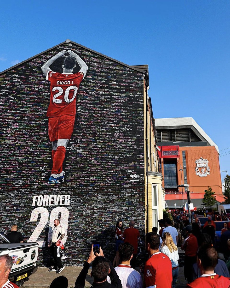 kennethdalglish's tweet image. Great to be back at Anfield this weekend. A very emotional start to the season with everyone coming together for a fitting tribute to Diogo Jota and André Silva. Best of luck to Arne and the lads for the rest of the campaign. YNWA ❤️