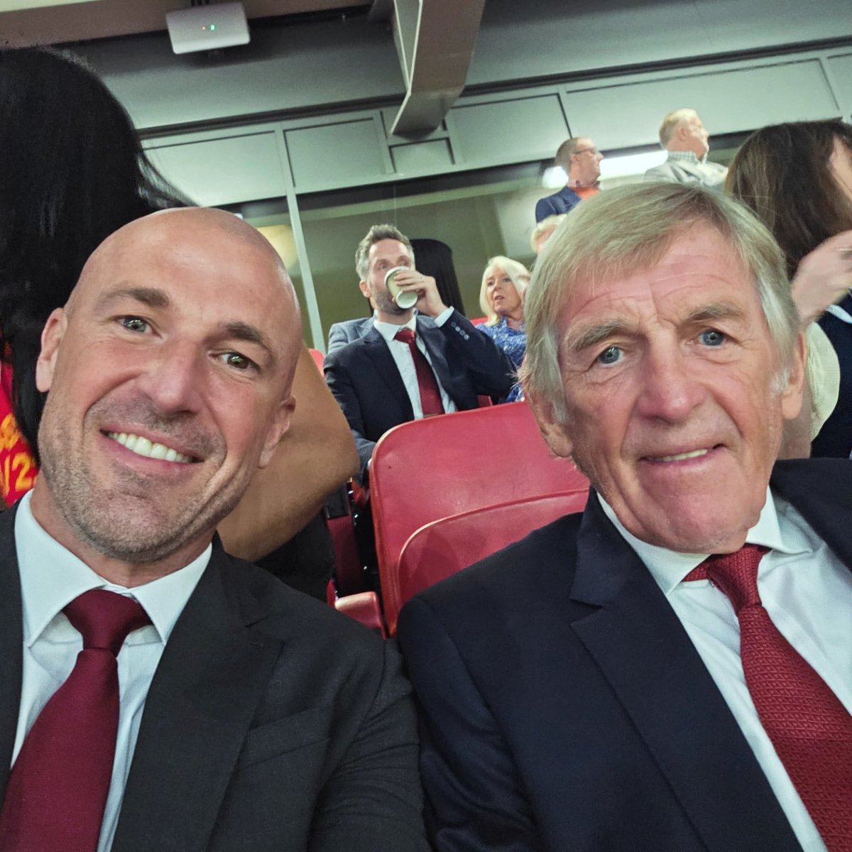 kennethdalglish's tweet image. Great to be back at Anfield this weekend. A very emotional start to the season with everyone coming together for a fitting tribute to Diogo Jota and André Silva. Best of luck to Arne and the lads for the rest of the campaign. YNWA ❤️