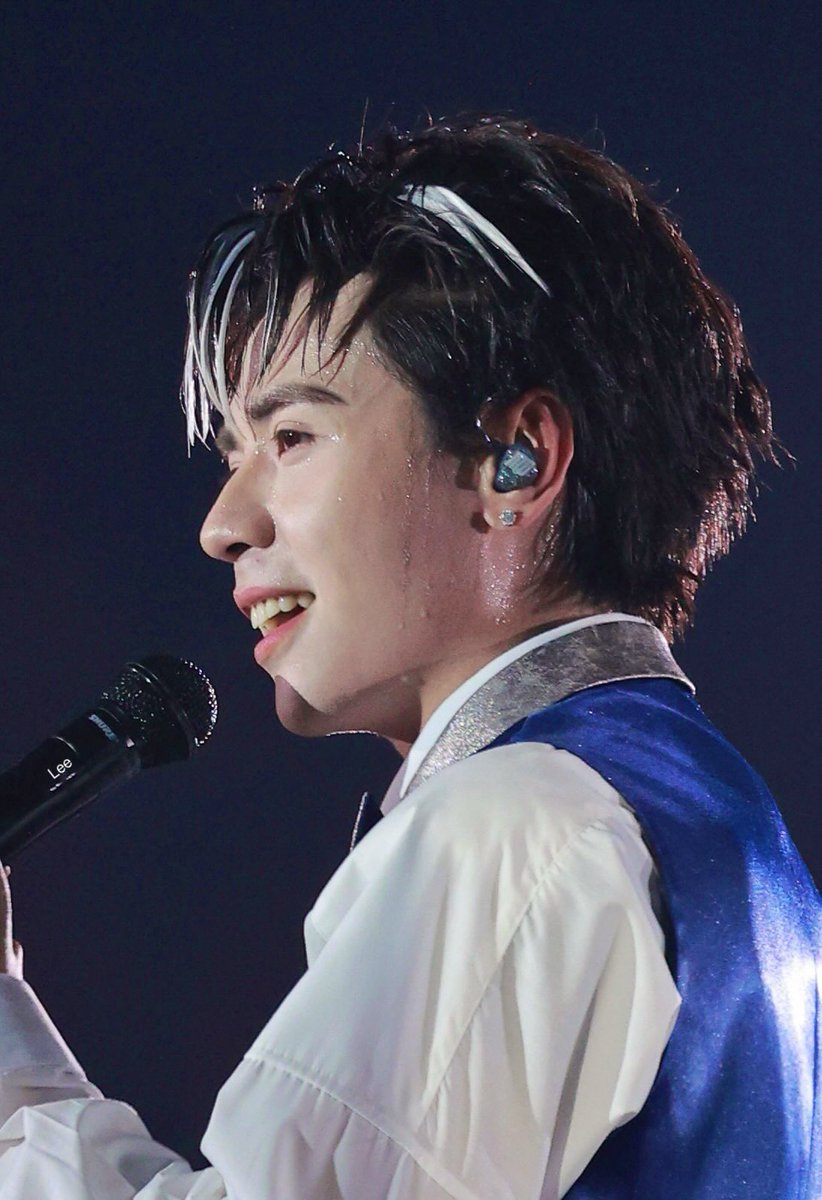 KimCoww's tweet photo. Looks handsome even when sweating 🫣
📸: pandas_hcm
#QuangHungMasterD
#LegendFest https://t.co/igPvzA4Yoi