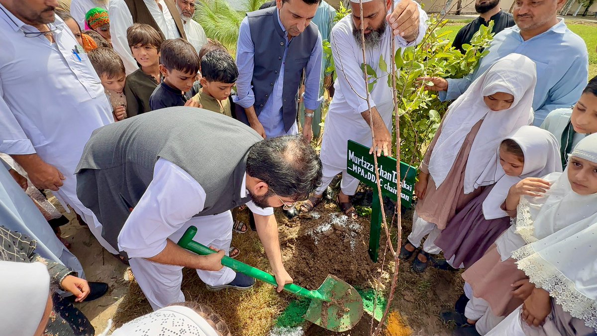 FaisalKTarakai's tweet photo. عمران خان وہ لیڈر تھے جنہوں نے سب سے پہلے کلائمیٹ چینج پر آواز بلند کی اور بلین ٹری مہم شروع کی۔ آج خیبرپختونخوا میں اسی وژن کے تحت مون سون شجرکاری مہم جاری ہے۔ یہ قدم ایک سبز و محفوظ مستقبل کی ضمانت ہے۔
#OneTreeOneLife #KPEducation #ClimateAction https://t.co/qOsffoQcRc
