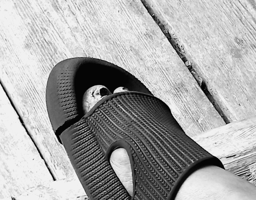 Muovinen flipfloppini, joka on palvellut minua koko kesän on haljennut varpaan alta.