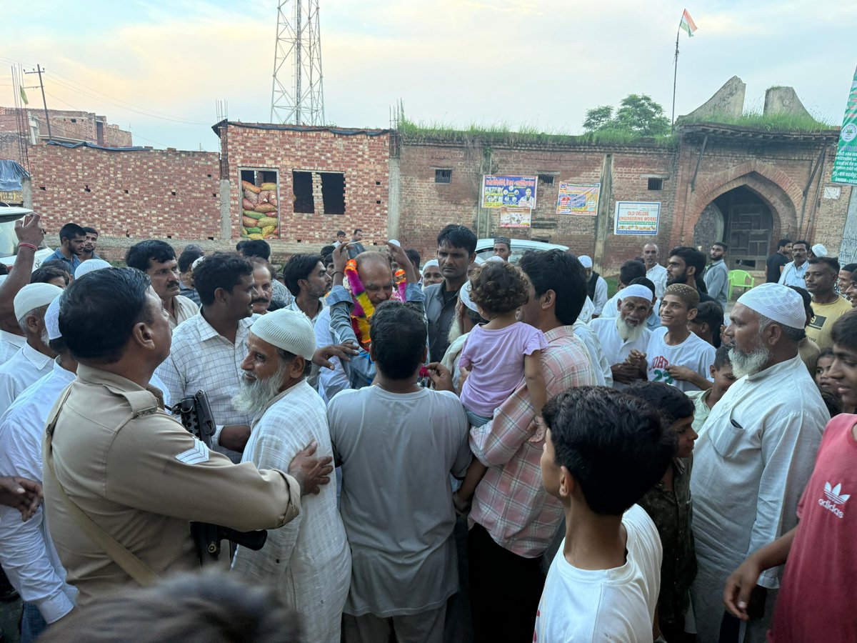 idpyadav's tweet photo. सम्भल के मुस्लिम समाज ने मेरा भव्य स्वागत किया। इस क्षेत्र में मेरा हर वर्ग और जाति के साथ मानवीय व आत्मिक सम्बन्ध रहा है। आज भी मैं समय-समय पर यहां के लोगों से मिलकर उनका हाल-चाल जानता रहता हूं। https://t.co/1hx6Ss67tr