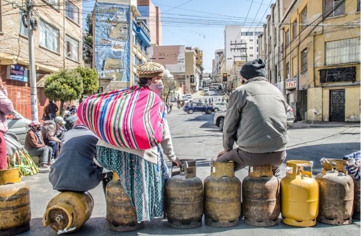 MOMENTO DESTITUYENTE EN BOLIVIA

Y pasó ‘cualquier cosa’.

Lo habíamos anticipado. Podía pasar ‘cualquier cosa’ porque todo venía siendo desconcertante, y además, se habían producido demasiados condicionamientos y vicios democráticos.

Eran elecciones sin reglas claras ni