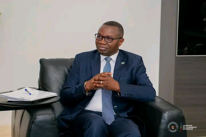 JoseKanumbedi's tweet photo. 🔴Une taxe illégale de 10$ sur les productions agricoles d'exportation pourtant suprimée par #SEM_ @julienpalukucom ministre du commerce extérieur, fait l'objet d'une demande d'explication claire au DG de l'OCC a qui 7 jours sont accordés pour ce faire. https://t.co/phYZl41o8U