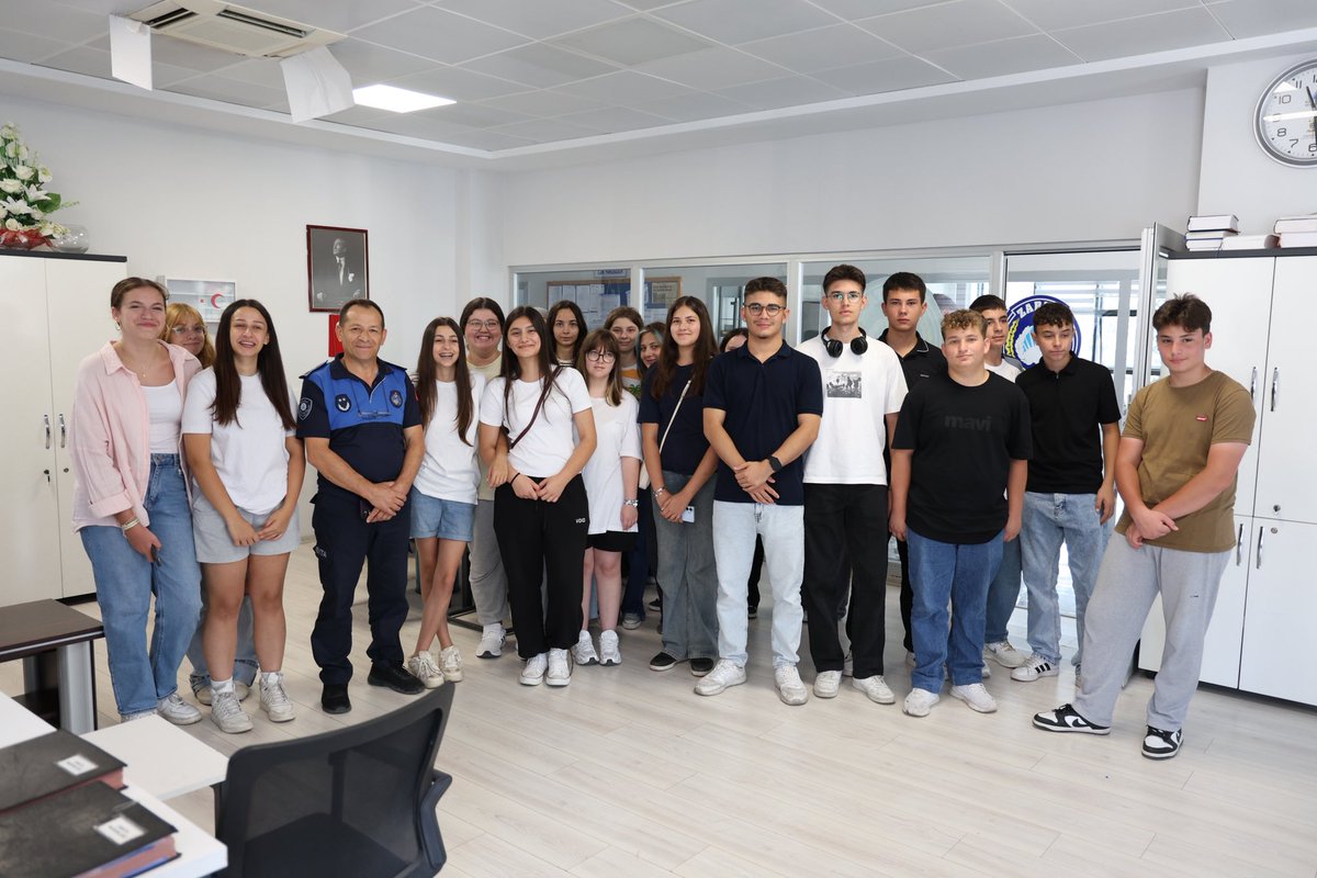 Bugün belediyemizde gençlik rüzgârı esti! 🌟 

Bu haftaki Bir Gelişim ve Gençlik Kampı öğrencilerimiz müdürlüklerimizi gezip çalışmalarımızı yakından tanıdı.
