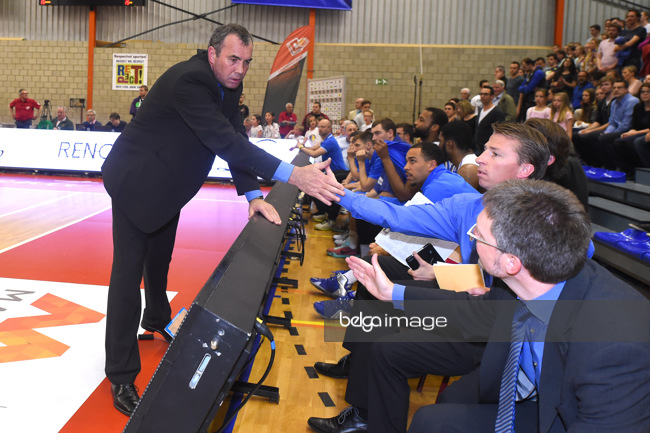 MaartenWeynants's tweet photo. Yves Defraigne terug bij @mons_hainaut: voortaan assistent-coach van zijn eeuwige assistent Frank De Meulemeester.

Mons vernieuwt z’n hele spelerskern, maar kiest na het vertrek van @VedranBosnic naar Hongaarse kampioen Szolnok Olajbanyasz voor twee vertrouwde namen op de bank. https://t.co/qUp84WAvSL