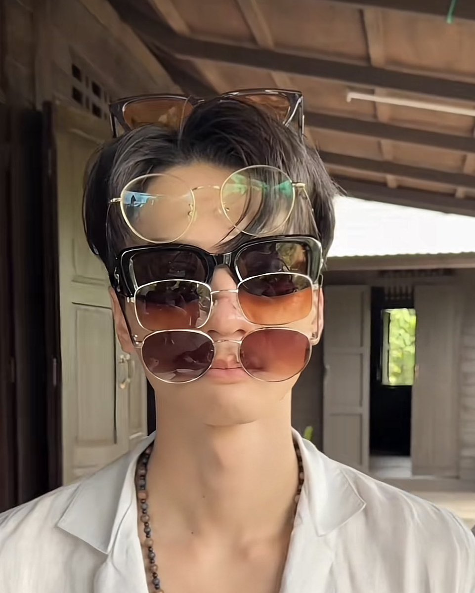 พ่อครู                                                      พ่อใคร