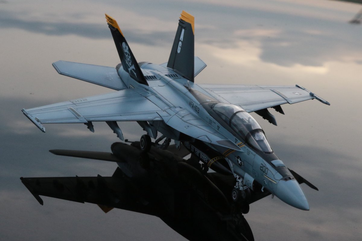 #トップガン祭り

こんばんは～♫
改めましてHASEGAWA 1/72　
F/A-18F
JORY ROGERS CAG 2022 ♪
屋外撮影にて頂き
#トップガン祭り完成　とさせて頂きます。
箱写真に従って吊るしは
センタータンクのみでも結構格好いいでしょ♬

KTさん　＆沢山♡下さった皆さん
有難うございました！楽しかったです