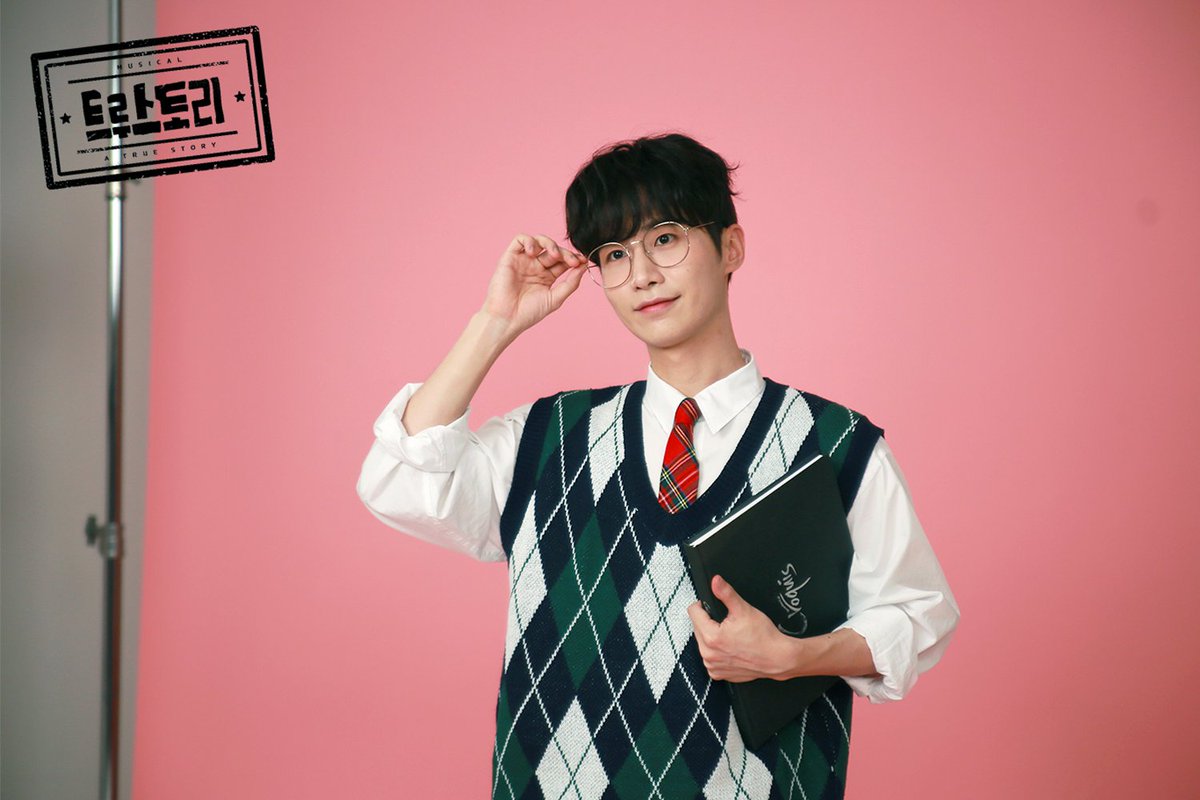 [#트루스토리] 

✨ 𝐏𝐑𝐄𝐕𝐈𝐄𝐖 𝐓𝐈𝐂𝐊𝐄𝐓 𝐎𝐏𝐄𝐍 𝐃-𝟏
📸 캐릭터 포스터 비하인드 📸

🎹 마일로 Jr. ｜ #니엘 #이동연 #이세헌

콘서트 뮤지컬 〈트루스토리〉
𝟐𝟎𝟐𝟓.𝟎𝟗.𝟎𝟗-𝟐𝟎𝟐𝟓.𝟏𝟏.𝟑𝟎
링크아트센터 페이코홀