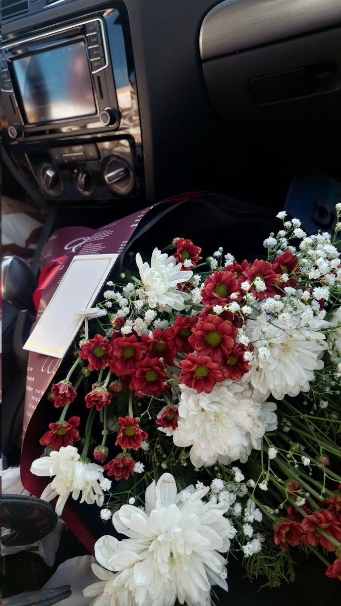 KimAlaa60843244's tweet photo. من أخذَ الغد من أيدينا وتركنا نعيشُ في ظلّ الأمس؟ صرنا كالسائرين في دربٍ بلا نهاية، نحملُ ذكرياتٍ ثقيلة كالحجارة، ونبحثُ عن بصيصٍ في ليلٍ لا ينتهي. أين الفجر الذي وعدونا به؟ ومن جعل الزمن حلقةً مفرغةً ندور فيها دون خلاص؟ ننتظر غدًا لا يأتي، ونحلم بحياة سرقتها رياح الماضي العاتية. https://t.co/P7BxOb6zWm