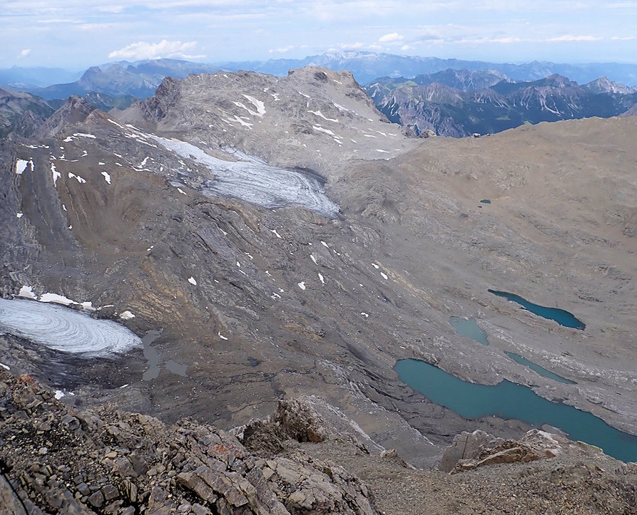 Brandner Glacier from Schesaplana (2964 m, Rätikon)
2000 (17 Aug.) | 2025 (05 Aug.)

A symbolic farewell to the Brandner Gl. was held on 8th July 2023 ✝️

We are losing much more than 'pretty landscapes'! 🔥

📷 Sources
flickr.com/photos/m-klueb…
hikr.org/gallery/photo4… 
🙏 <a href="/Jloth3/">Jloth</a>