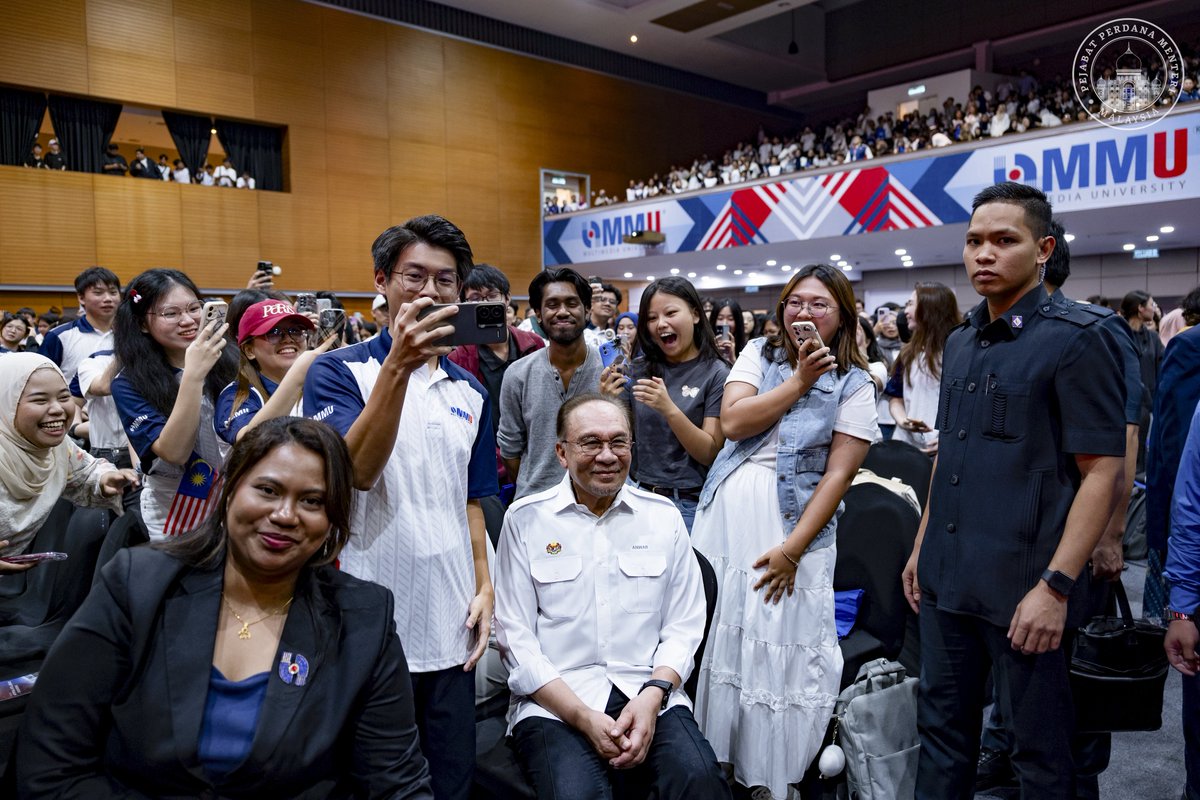 anwaribrahim's tweet photo. Petang tadi ke Universiti Multimedia (MMU) Cyberjaya untuk merasmikan Fakulti Kecerdasan Buatan dan Kejuruteraan (FAIE), satu tonggak baharu dalam usaha negara menguasai teknologi digital dan AI.

Transformasi digital adalah teras ekonomi MADANI, namun penguasaan teknologi mesti berjalan seiring dengan nilai dan budaya bangsa. Kita perlu ‘menggapai langit’ dengan AI dan teknologi baharu, tetapi tetap ‘mengakar ke bumi’ dengan prinsip, nilai dan identiti kita.

Kerangka ini sudah saya gariskan dalam RMK13 iaitu menaikkan siling untuk melonjakkan teknologi dan ekonomi, menaikkan lantai agar semua rakyat menikmati manfaatnya, dan menjadikan tatakelola sebagai tunjang. Tanpa tatakelola, reformasi hanya akan melahirkan rasuah, kronisme dan ketidakadilan.

Saya turut mengulas penemuan dalam laporan UNU dan McKinsey yang memberi peringatan tentang ‘AI Productivity Paradox’, bahawa pelaburan besar dalam AI tidak semestinya menghasilkan produktiviti sebenar. Laporan ini menyedarkan kita untuk memastikan setiap peruntukan diukur dengan hasil dan manfaat nyata kepada rakyat terbanyak.

Justeru, keutamaan adalah melahirkan bakat muda yang mampu menguasai AI. Kita tidak boleh hanya bergantung kepada nilai Barat, sebaliknya mesti membina keupayaan sendiri untuk melatih generasi muda sebagai pereka, pencipta dan penggerak teknologi berteraskan identiti kita.

Namun kemajuan ini tidak bermakna jika kita terus dibelenggu budaya kebencian, perpecahan kaum, buli dan rasuah. Pendidikan sejati bukan sekadar ilmu teknikal, tetapi yang mengangkat martabat manusia dengan akhlak, nilai dan rasa hormat sesama insan.

Saya optimis dengan generasi muda Malaysia. Dengan ilmu, nilai dan keberanian, kita mampu menjadikan negara ini maju dan hebat. Jangan biarkan suara kecil yang menanam kebencian mengaburi pandangan kita. 

Usai pelancaran, saya berdialog dengan mahasiswa dalam sesi Temu Anwar untuk mendengar pandangan dan kebimbangan mereka tentang pekerjaan, kos sara hidup, kebergantungan kepada AI dan bahaya perkauman yang mengancam perpaduan.

#MalaysiaMADANI 
#MADANIbekerja 
#RancakkanMADANI