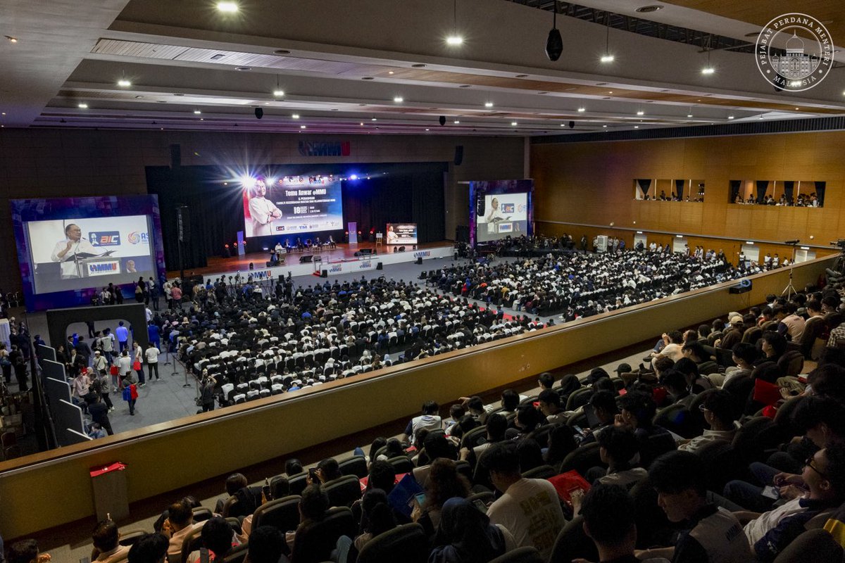 anwaribrahim's tweet photo. Petang tadi ke Universiti Multimedia (MMU) Cyberjaya untuk merasmikan Fakulti Kecerdasan Buatan dan Kejuruteraan (FAIE), satu tonggak baharu dalam usaha negara menguasai teknologi digital dan AI.

Transformasi digital adalah teras ekonomi MADANI, namun penguasaan teknologi mesti berjalan seiring dengan nilai dan budaya bangsa. Kita perlu ‘menggapai langit’ dengan AI dan teknologi baharu, tetapi tetap ‘mengakar ke bumi’ dengan prinsip, nilai dan identiti kita.

Kerangka ini sudah saya gariskan dalam RMK13 iaitu menaikkan siling untuk melonjakkan teknologi dan ekonomi, menaikkan lantai agar semua rakyat menikmati manfaatnya, dan menjadikan tatakelola sebagai tunjang. Tanpa tatakelola, reformasi hanya akan melahirkan rasuah, kronisme dan ketidakadilan.

Saya turut mengulas penemuan dalam laporan UNU dan McKinsey yang memberi peringatan tentang ‘AI Productivity Paradox’, bahawa pelaburan besar dalam AI tidak semestinya menghasilkan produktiviti sebenar. Laporan ini menyedarkan kita untuk memastikan setiap peruntukan diukur dengan hasil dan manfaat nyata kepada rakyat terbanyak.

Justeru, keutamaan adalah melahirkan bakat muda yang mampu menguasai AI. Kita tidak boleh hanya bergantung kepada nilai Barat, sebaliknya mesti membina keupayaan sendiri untuk melatih generasi muda sebagai pereka, pencipta dan penggerak teknologi berteraskan identiti kita.

Namun kemajuan ini tidak bermakna jika kita terus dibelenggu budaya kebencian, perpecahan kaum, buli dan rasuah. Pendidikan sejati bukan sekadar ilmu teknikal, tetapi yang mengangkat martabat manusia dengan akhlak, nilai dan rasa hormat sesama insan.

Saya optimis dengan generasi muda Malaysia. Dengan ilmu, nilai dan keberanian, kita mampu menjadikan negara ini maju dan hebat. Jangan biarkan suara kecil yang menanam kebencian mengaburi pandangan kita. 

Usai pelancaran, saya berdialog dengan mahasiswa dalam sesi Temu Anwar untuk mendengar pandangan dan kebimbangan mereka tentang pekerjaan, kos sara hidup, kebergantungan kepada AI dan bahaya perkauman yang mengancam perpaduan.

#MalaysiaMADANI 
#MADANIbekerja 
#RancakkanMADANI