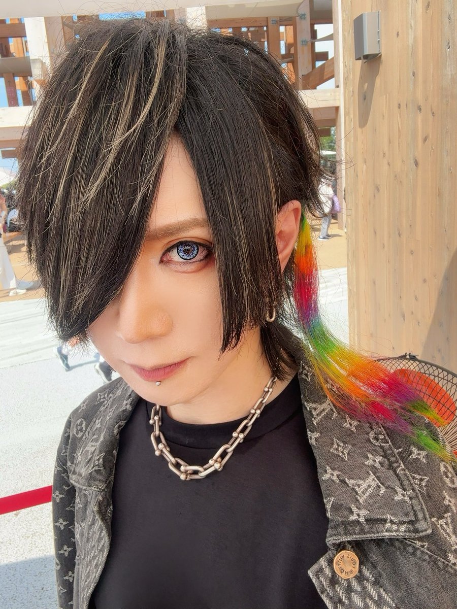 TERI_TEN's tweet photo. 昨日はご縁があって、
大阪万博の野外ステージでジャンルレスな音楽イベントにてサポートでベース演奏をさせて頂きました🎸

サポートメンバーはex. 少女-ロリヰタ-23区の龍兎くんとIzの伊織くんとの3人体制🥰

めちゃくちゃ暑かったけど、万博ライヴは人がめちゃ多くてすごい熱気でした！対バンのアーティストさんも素晴らしすぎて"音楽"を楽しめた１日でした🥰