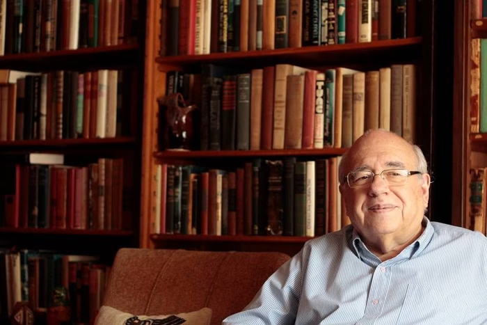 BlogdoNoblat's tweet image. “Quando a gente acha que tem todas as respostas, vem a vida e muda todas as perguntas.” (Luis Fernando Verissimo, escritor gaúcho e universal)