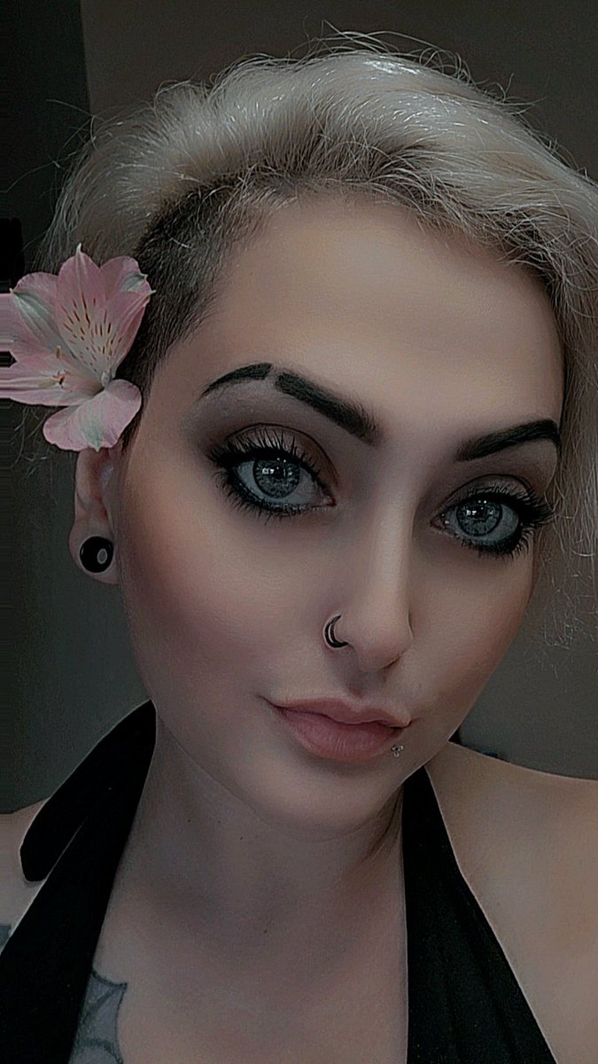 ViciousFae's tweet photo. Balanced between venom and velvet.
#deadly #PrettyPrincess #altgirl https://t.co/IhzvSbCpMW