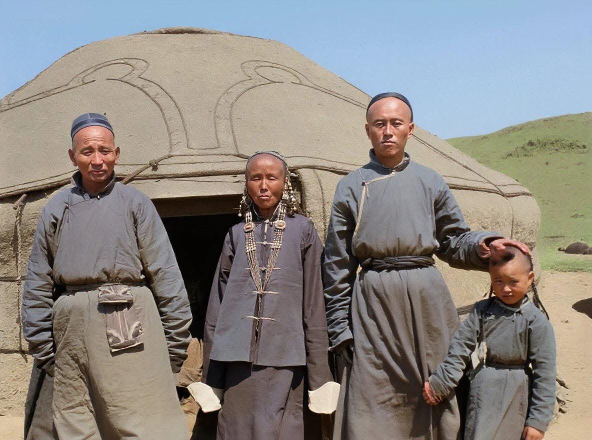 Монголчууд 1920 онд ядуу гуйлгачин, өвчиндөө баригдсан байсан гэдэгт би итгэдэггүй 😎 Бид цэвэр цэмцгэр эрүүл саруул тайван сайхан аж төрдөг байсан