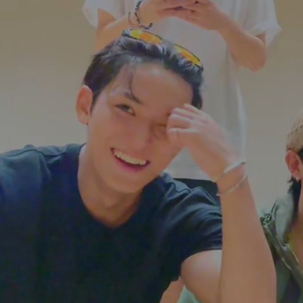 ช่วงนี้น้องมิงชอบเอาแว่นคาดผมแบบนี้มาก ซึ่งมันหร่อ 😭😭😭😭