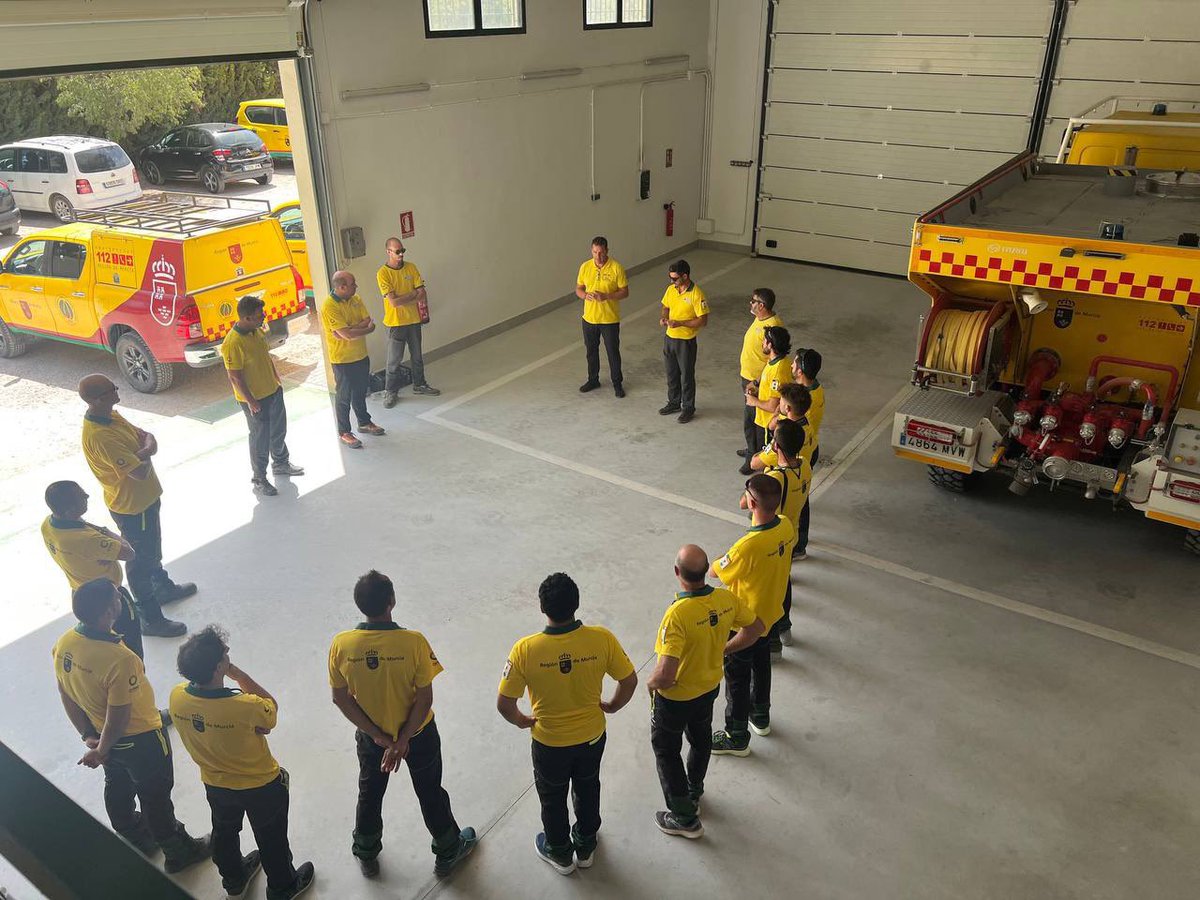 LopezMirasF's tweet photo. Un dispositivo de 20 efectivos @defensaforeMUR @aamm_murcia parten hacia Extremadura.

Allí colaborarán y relevarán a los efectivos que continúan trabajando en la extinción de los incendios.

La cooperación entre los territorios es imprescindible. https://t.co/1YTGOndPi1