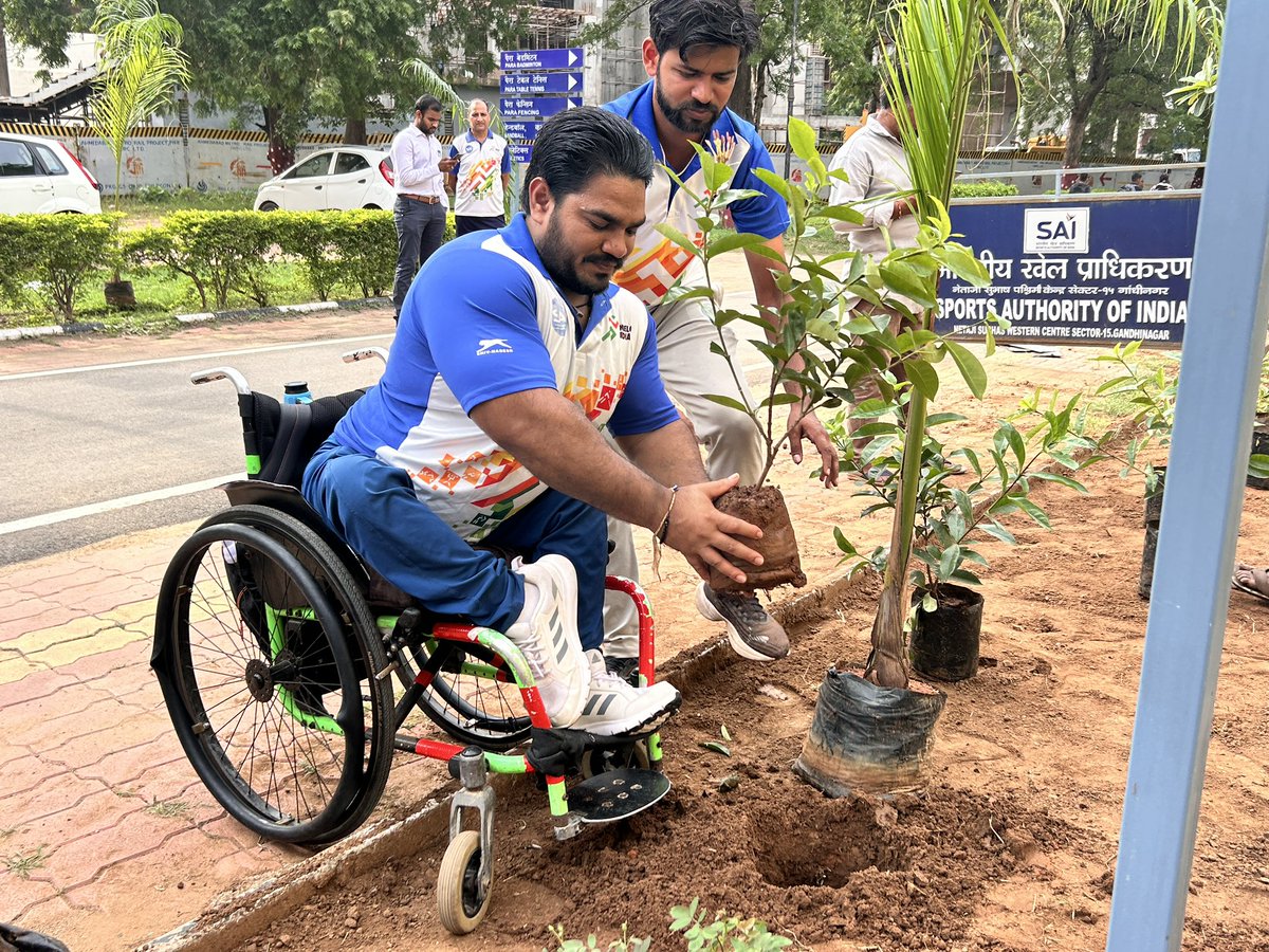 SAI_Gandhinagar's tweet photo. This tree plantation drive reflects their dedication not only to sports excellence but also to nurturing a cleaner, greener and more sustainable environment.

#SAINCOE #SAIGandhinagar #TreePlantation #SustainableLiving #CleanIndia https://t.co/4UHhhgzsml