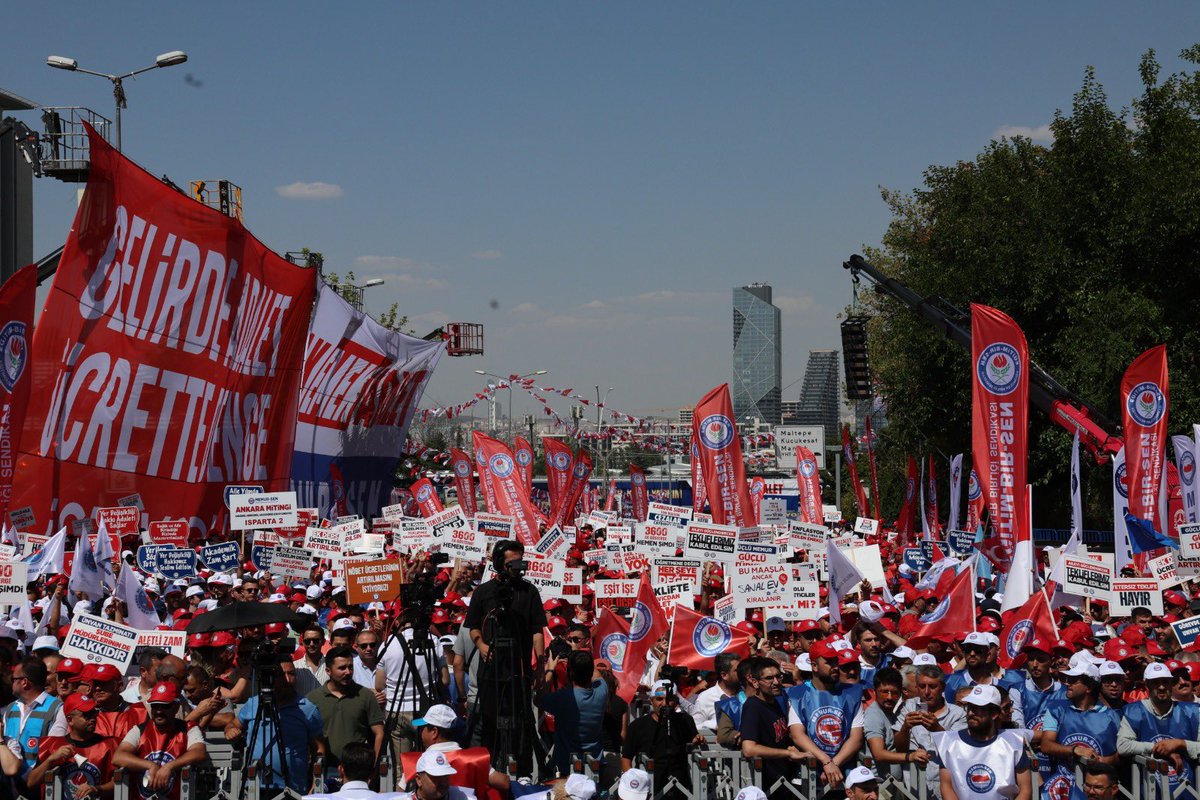 RamazanCakirci's tweet photo. Emeğimiz,Ekmeğimiz ve Geleceğimiz için; 

Tüm Türkiye’de,  emekten, alın ve akıl terinden gelen gücümüzle iş bıraktık,  hayatı durdurduk.

On binler Ankara Mitinginde buluştuk. Mitingimizi gerçekleştirdik. 

Hazine ve Maliye Bakanlığı önüne yürüdük.

#MemurMeydanda https://t.co/4KUyPSqBB4