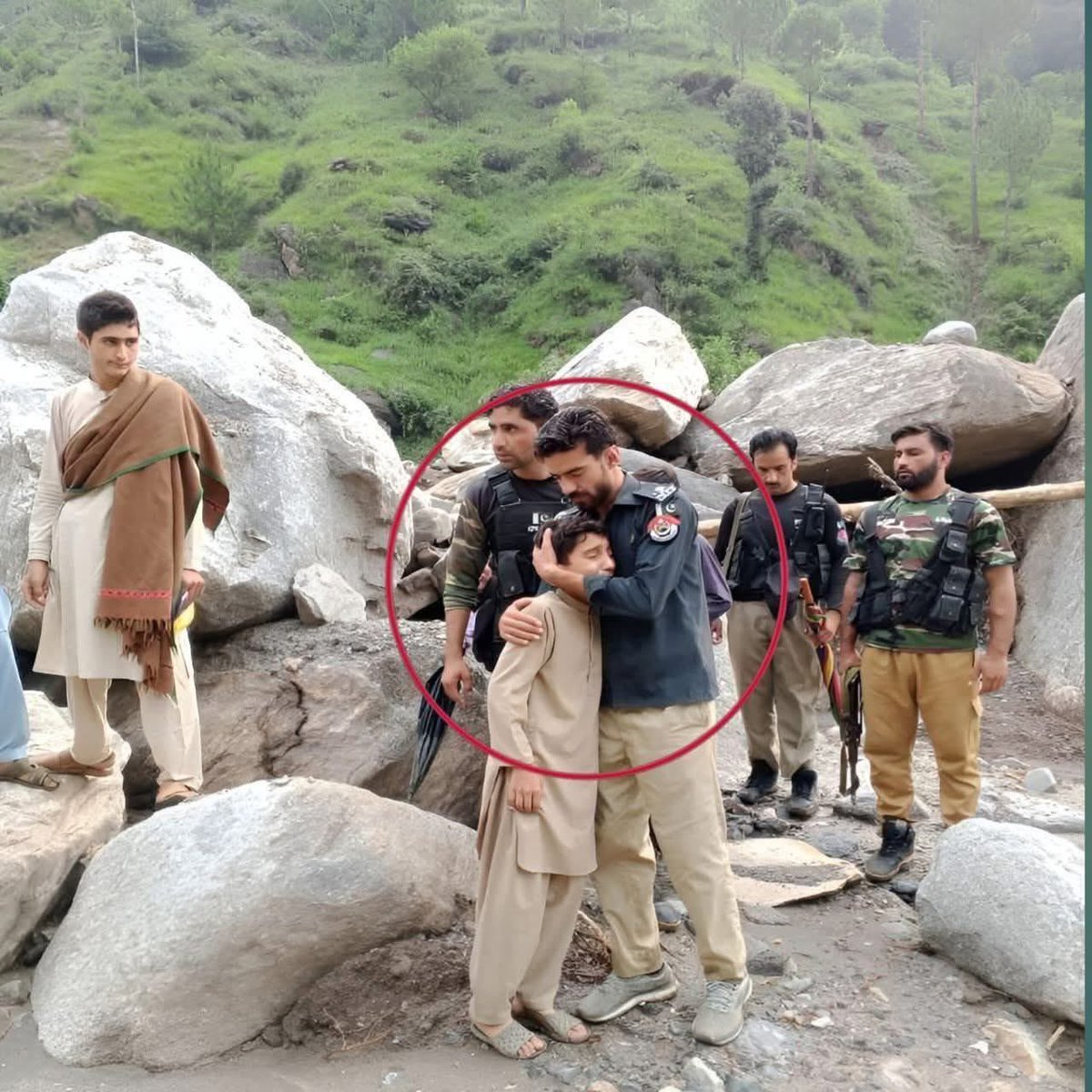 The only survivor in a family of 10, a little kid in #Buner cries profusely
after being rescued by the local Police led by ASI Farhan. The photograph rips one’s heart.
#FloodsinKP