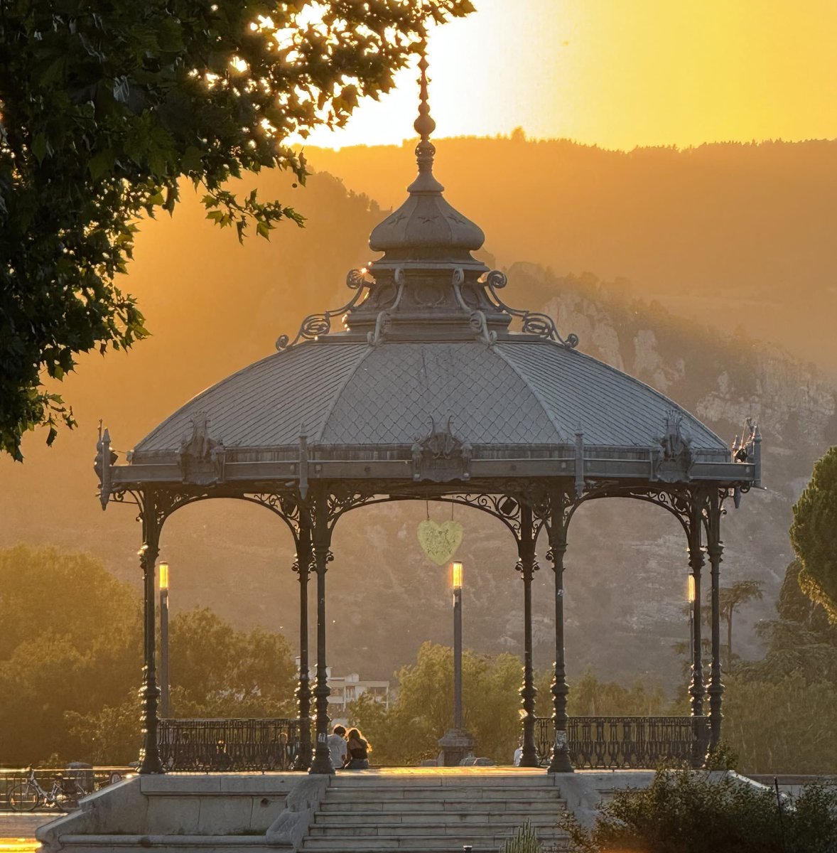 🌇 Le kiosque Peynet, baigné d'une lumière dorée au coucher du soleil, immortalisé par un Valentinois... 

Merci pour ce regard unique sur Valence. ✨

Vous aussi, vous avez une belle photo de la ville ? 📸
N'hésitez pas à nous l'envoyer, elle pourrait être partagée ici !