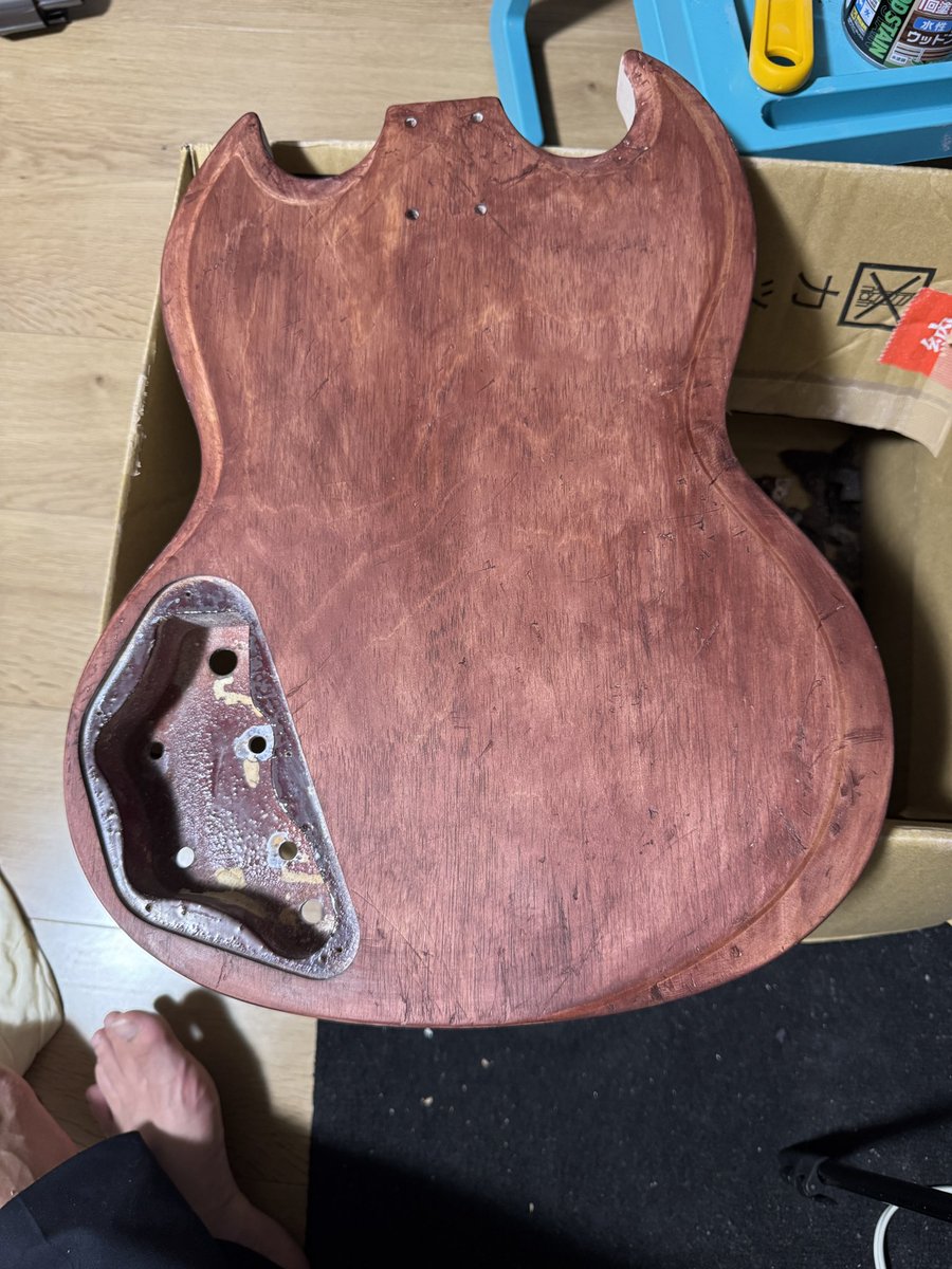 ギター塗装初めてなんで裏面だけで実験
傷多いけどしらね🤨